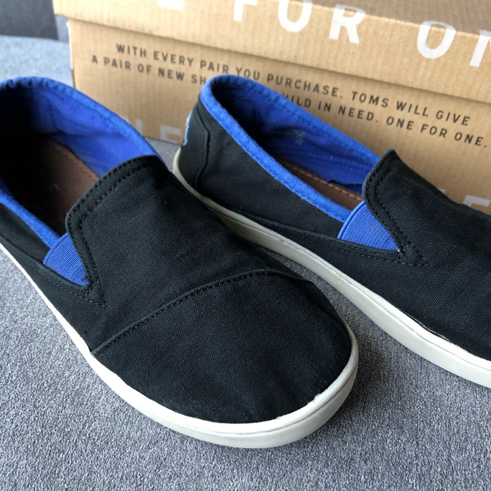 Toms ~ Avalon Sneaker Black Canvas ~ Youth Size 3.5